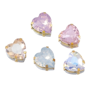 Strass in vetro a forma di cuore da 10mm con castoni dorati in cinque colori assortiti