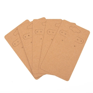 Set di 5 cartellini in carta kraft marrone per esporre orecchini e collane su sfondo bianco
