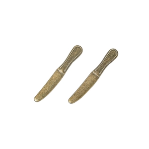 Makroansicht der Vintage Bronze Miniatur-Messeranhänger mit strukturierter Griffoberfläche