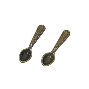 Makro-Detail von zwei Miniatur-Bronze-Legierungslöffeln mit geprägten Punktmustern