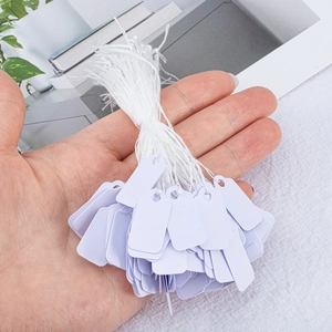Witte katoenen linnen cadeaukaartjes met elastisch koord voor DIY-verpakking en etikettering