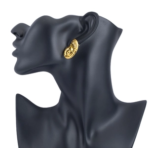 Boucle d'oreille dorée en acier inoxydable en forme d'escargot sur mannequin noir
