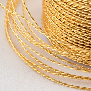 Geflochtener Goldkupferdraht für DIY-Schmuck mit detaillierter gedrehter Metallstruktur