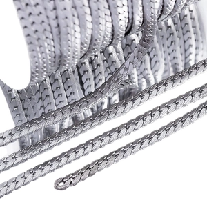 Bracciale a catena NK goffrato in acciaio inossidabile argento da 4 mm su sfondo bianco