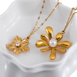 Ciondolo floreale vintage dorato in stile francese con perle e zirconi su vassoio bianco