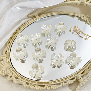Parelmoerwitte bloemkralen met vier bloembladen voor DIY-sieraden en haaraccessoires