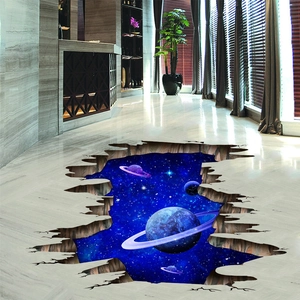 Dettaglio dell'adesivo 3D per pavimento con galassia e pianeta effetto rottura casa