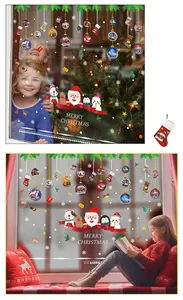 Détail de stickers de Noël pour fenêtres avec boules et bannière du Père Noël