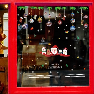 Détail de stickers de Noël pour fenêtre avec Père Noël, bonhomme de neige et renne sur verre