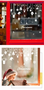 Adesivi natalizi bianchi per finestre con Babbo Natale e renne su sfondo di vetro