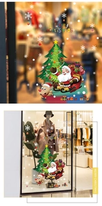 Dettagli degli adesivi natalizi per vetrine con Babbo Natale sulla slitta e renne
