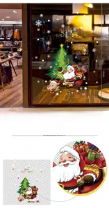 Dettaglio di adesivi natalizi per vetrine con Babbo Natale e testo Merry Christmas