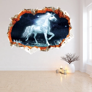 3D-Wandsticker mit einem weißen Einhorn, das durch einen Wandriss im blauen Sternenhimmel läuft