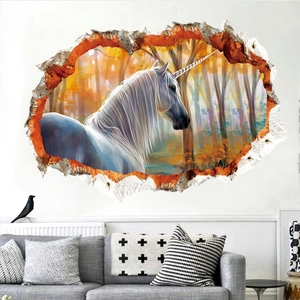 Detail eines 3D Aquarell Einhorn Wandtattoos mit Mauerdurchbruch Effekt im Wohnzimmer Dekor