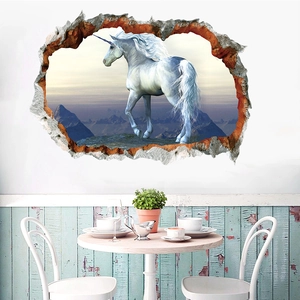Detail eines 3D-Aquarell-Einhorn-Wandstickers mit Brucheffekt in einem Esszimmer