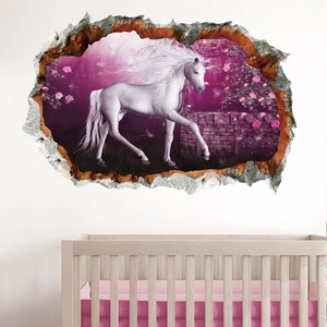 Nahaufnahme eines 3D-Wandtattoos mit Einhorn im Blumenwald über einem Babybett an der Wand