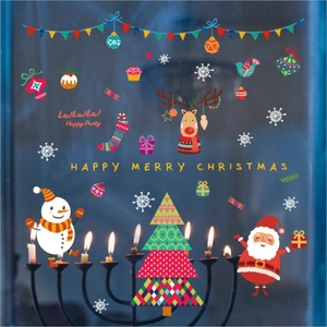 Stickers de Noël pour fenêtre avec Père Noël et rennes dans un décor chaleureux