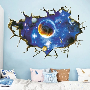 Dettaglio adesivo murale 3D con spazio galassia pianeti e astronauta effetto muro rotto
