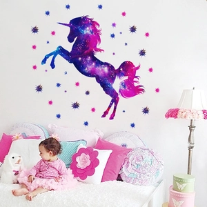 Adesivo murale unicorno stellato con galassia e stelle colorate per camera dei bambini