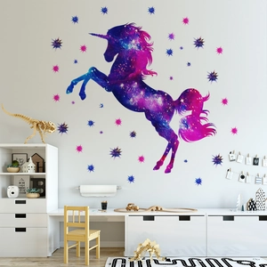 Dettaglio di adesivo murale unicorno sognante con motivi galassia e stelle colorate