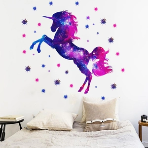 Dettaglio dell'adesivo murale con unicorno stellato e nebulosa su parete bianca