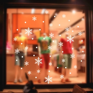 Détail macro de stickers flacons de neige blancs pour décoration de vitrine de Noël