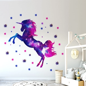 Adesivo murale unicorno stellato in camera bianca con struttura letto a forma di casa