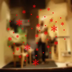 Vue détaillée de stickers muraux flocon de neige rouges pour décoration de vitrine