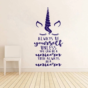 Vue détaillée du sticker mural licorne en vinyle violet avec citation sur un mur blanc