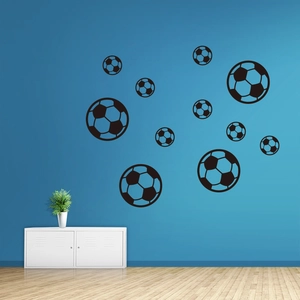 Vue détaillée des stickers muraux ballons de foot en vinyle noir sur mur bleu éclatant