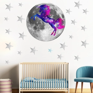 Vue détaillée d'autocollants lune lumineuse, licorne et étoiles dans une chambre d'enfant