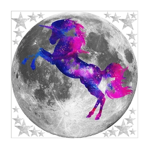 Sticker mural lumineux avec une licorne nébuleuse sautant par-dessus la lune grise