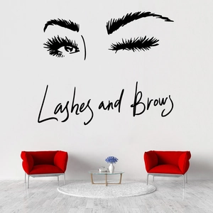 Détail d'un autocollant mural en vinyle noir avec texte Lashes and Brows sur mur blanc