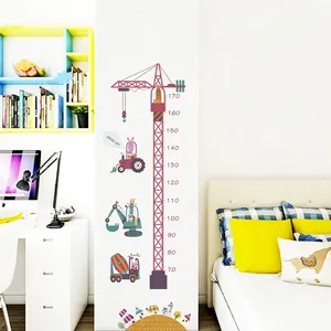 Wandsticker mit Cartoon-Baufahrzeugen und Tieren zum Messen der Kindergröße bis 170cm