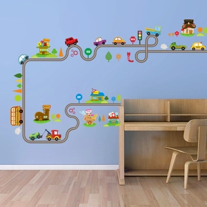 Vue détaillée d'autocollants muraux de voitures et circuits dans une chambre d'enfant
