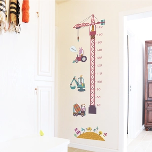 Kinder-Größentabelle Wandaufkleber mit Kran und Tieren im Cartoon-Baustellen-Design