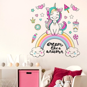 Détail de stickers muraux licorne et arc-en-ciel avec texte 'dream like a unicorn'