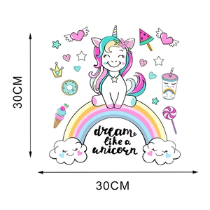 Détail de la disposition 30x30cm des stickers muraux licorne et arc-en-ciel en PVC