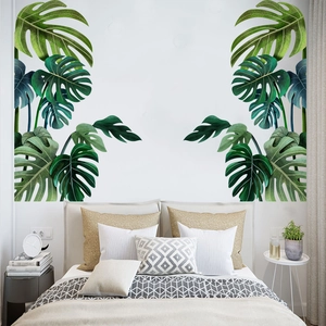 Detail von grünen Monstera-Wandtattoos in einem modernen minimalistischen Schlafzimmer