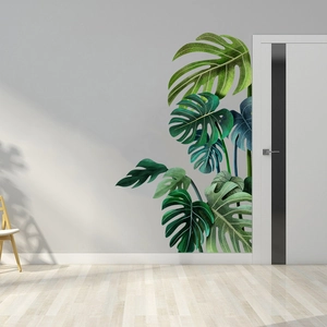 Detail von nordischen Monstera-Blatt Wandaufklebern an einer modernen weißen Tür