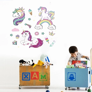 Détail des stickers muraux licorne et arc-en-ciel dans un coin lecture pour enfants