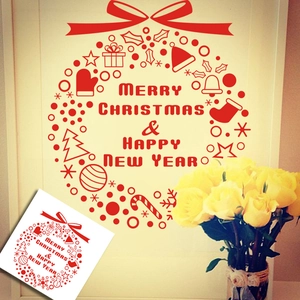 Dettaglio dell'adesivo natalizio rosso con icone festive e auguri di buone feste