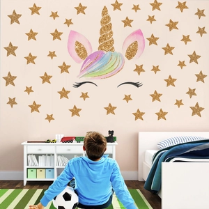 Sticker Mural Visage de Licorne Dessin Animé Avec Étoiles Crinière Arc-en-ciel Corne Dorée Pailletée PVC Imperméable pour Chambre d'Enfant Décoration Maison
