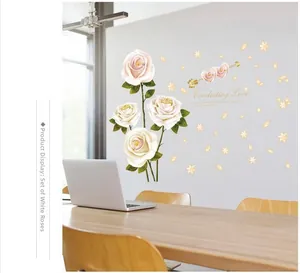 Détail de stickers muraux roses blanches Everlasting Love avec feuilles dorées