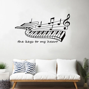 Vue détaillée des stickers muraux touches de piano avec notes sur un mur blanc du salon