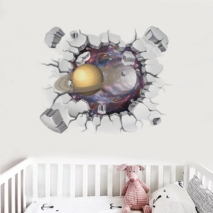 Sticker mural 3D espace avec planète Saturne à travers un mur brisé pour chambre d'enfant