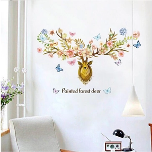 Detail eines künstlerischen Blumen-Hirsch-Wandstickers mit Schmetterlingen im Wohnzimmer