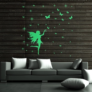 Stickers muraux lumineux avec fée, étoiles et papillons sur un fond de mur sombre