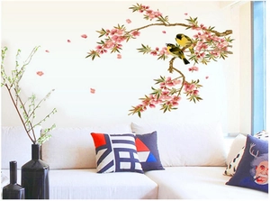 Détail d'un sticker mural de style chinois avec fleurs roses et oiseaux sur mur de salon