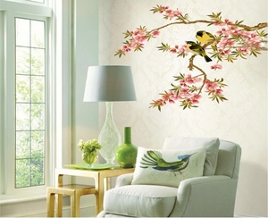Sticker mural élégant avec fleurs de pêcher et oiseaux jaunes pour salon chic